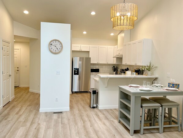 Geladeira, micro-ondas, fogão, cooktop