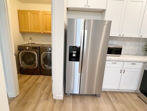 Geladeira, micro-ondas, fogão, cooktop