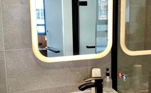 Family Quadruple Room | Bathroom - My inn (Kowloon)