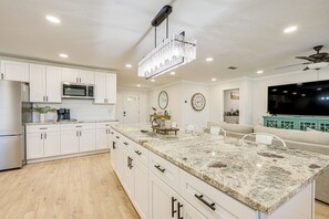 Fridge, microwave, stovetop, dishwasher - Furnished Outdoor Area! Family Home in Spring Hill (Spring Hill)