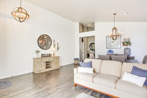 TV, fireplace - Stunning Oro Valley Home: Near Catalina State Park (Oro Valley)