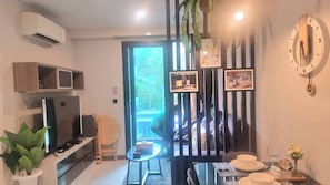 Apartment, 1 Bedroom, Accessible, Balcony | Dining