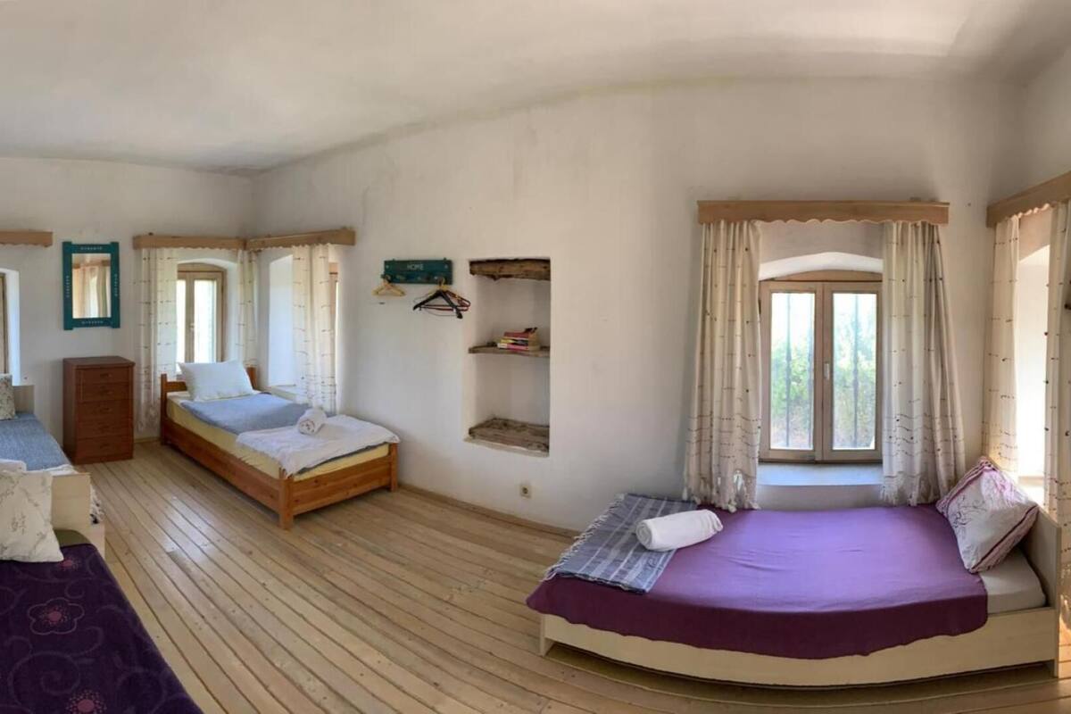Dormitorio compartido, patio, vista al patio