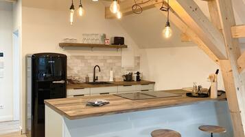 Kühlschrank, Mikrowelle, Ofen, Herdplatte