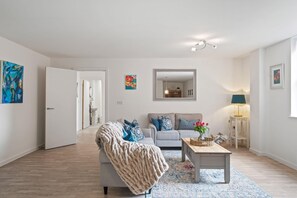 TV, stereo, offices - Modern Apartment, Private Parking, Central Taunton (Somerset)