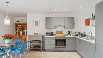 Coffee/tea maker, fridge, microwave, oven