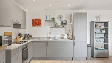 Coffee/tea maker, fridge, microwave, oven