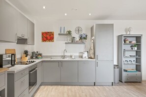 Fridge, microwave, oven, stovetop - Modern Apartment, Private Parking, Central Taunton (Somerset)