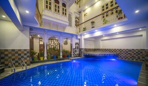 สระว่ายน้ำ