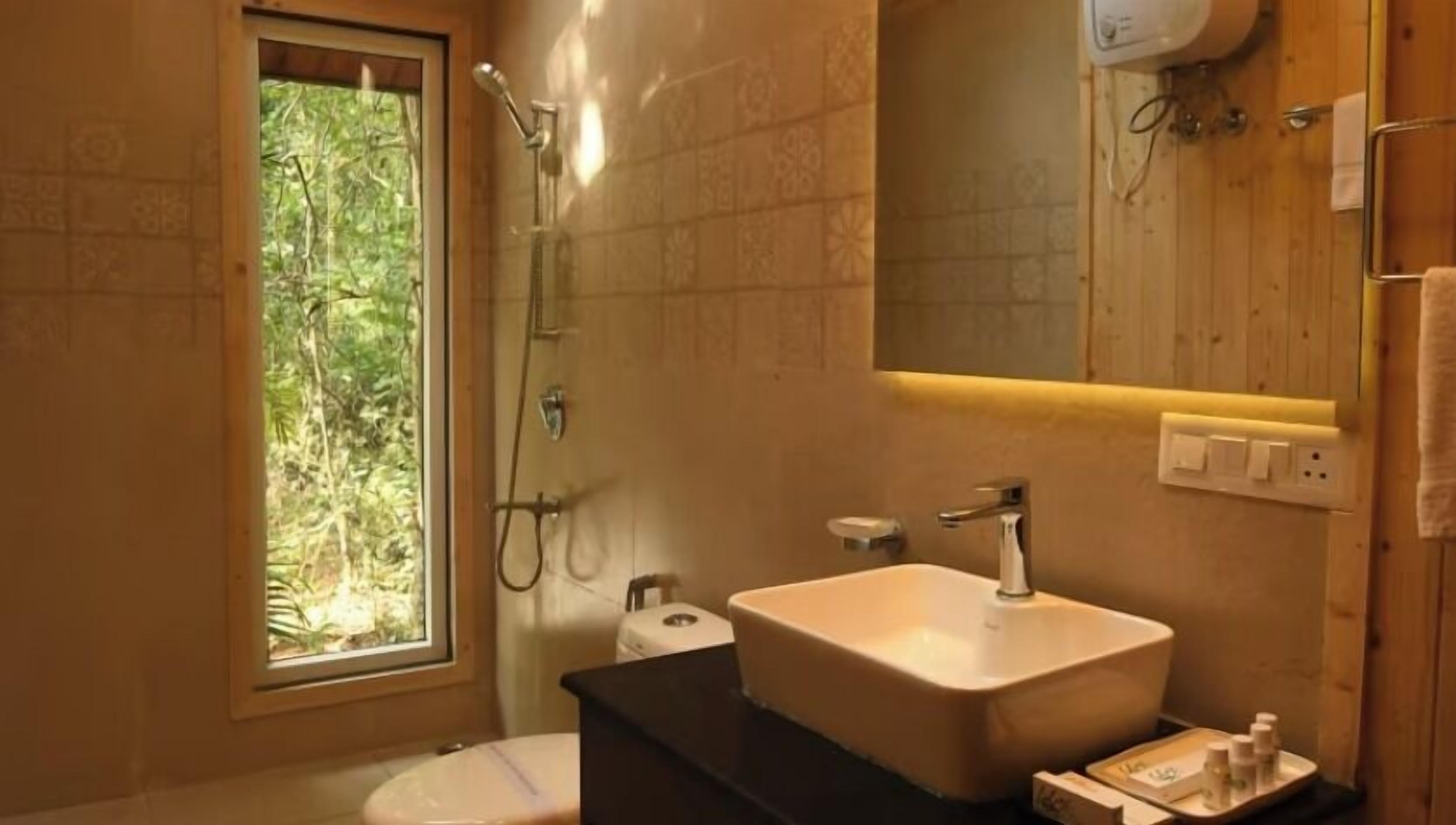 Habitación de lujo doble | Baño | Ducha y bañera combinadas y artículos de higiene personal gratuitos