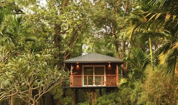 Luxury Double Room | Individually decorated, individually furnished, desk, bed sheets