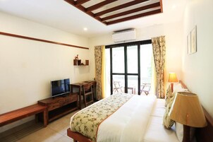 Exclusive Room | Desk, individually decorated, individually furnished, bed sheets