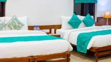 Suite Deluxe | Escritorio, decoración individual, mobiliario individual y ropa de cama