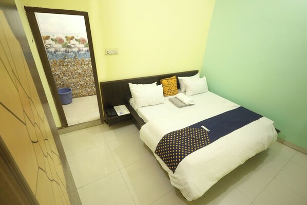 9 bedrooms, iron/ironing board, WiFi, bed sheets - Creeper Hotel And Restaurant (Rohtak)