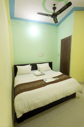 9 bedrooms, iron/ironing board, WiFi, bed sheets - Creeper Hotel And Restaurant (Rohtak)