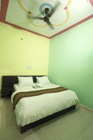 9 bedrooms, iron/ironing board, WiFi, bed sheets - Creeper Hotel And Restaurant (Rohtak)