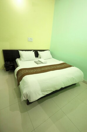 9 bedrooms, iron/ironing board, WiFi, bed sheets - Creeper Hotel And Restaurant (Rohtak)