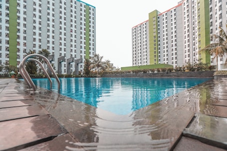 Outdoor pool. Hotel O Ciputat Near Apartment Green Lake View Ciputat