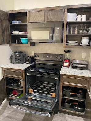 Full-size fridge, microwave, oven, stovetop
