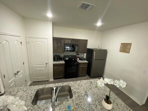 Full-sized fridge, microwave, oven, stovetop