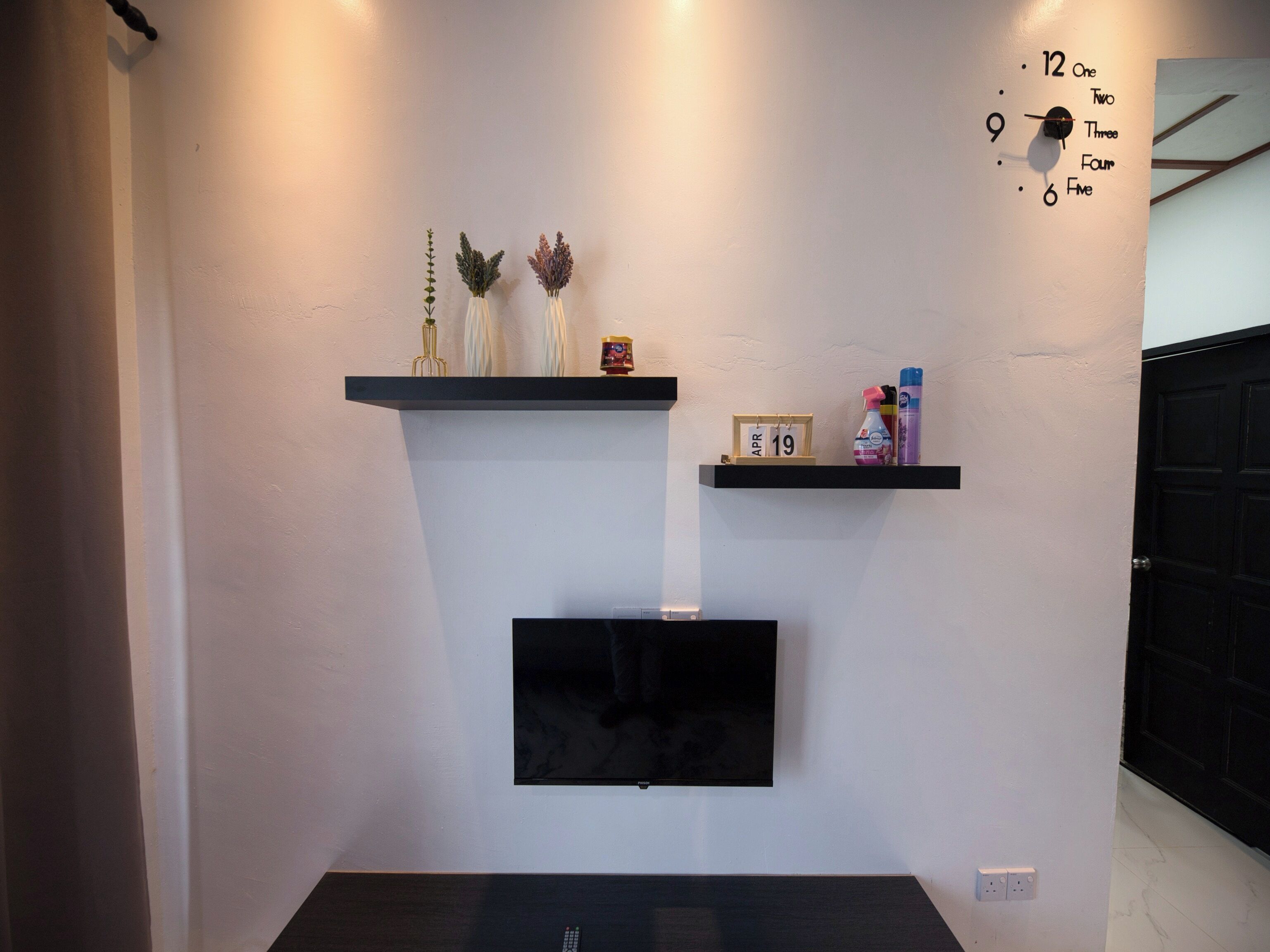 Room, 2 Bedrooms | Living room | 32-inch flat-screen TV with cable channels