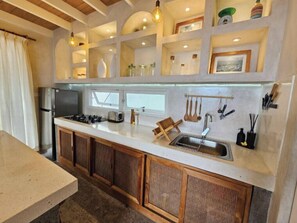 Kühlschrank, Mikrowelle, Herdplatte, Geschirrspüler