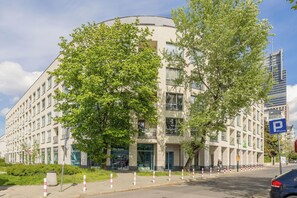 Front of property - Warsaw Jaktorowska Apartment by Renters (Warsaw)