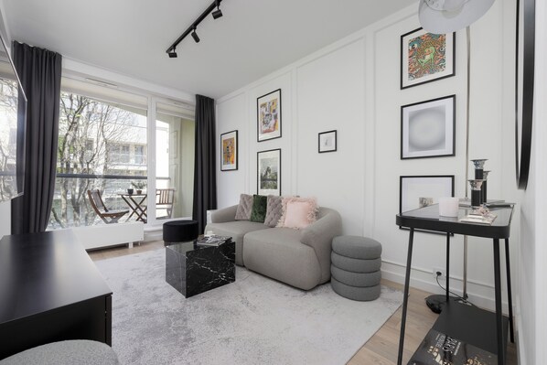 Studio, Balcony | Living area