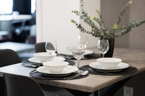 Apartamento, 1 quarto, cozinha | Opções para refeição no quarto