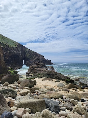 Beach. Cosy Central St Just Apartment with Wood burner fireplace. Close to great walks.