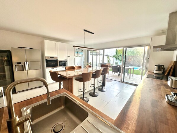 ثلاجة، ميكروويف، فرن، موقد طهي مسطح