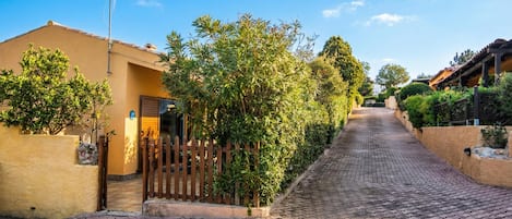 Family Apartment, Multiple Bedrooms (Su Entu) | Property grounds