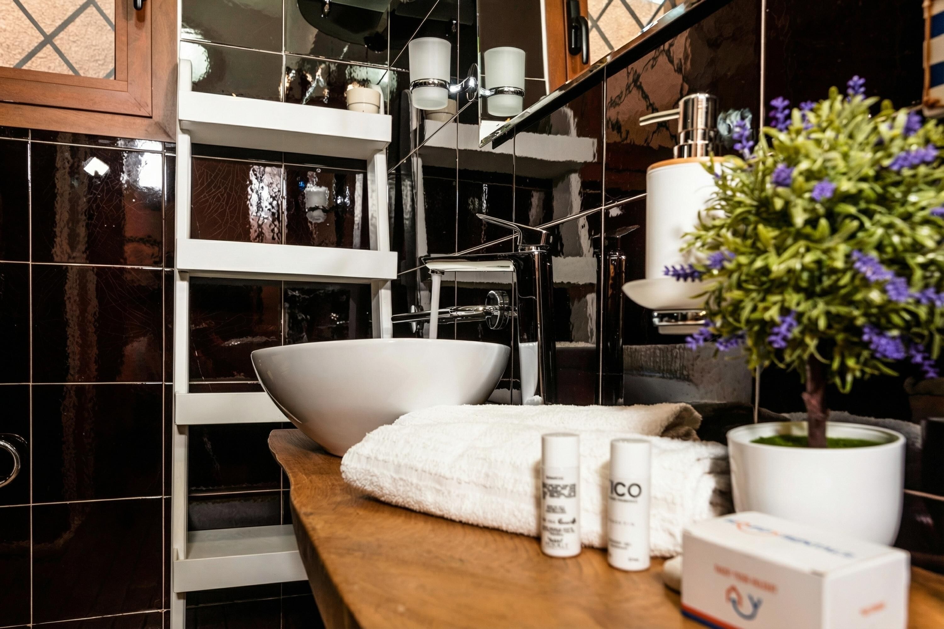 Appartement Familial, plusieurs chambres (Su Entu) | Salle de bain | Douche, bidet, serviettes fournies, savon