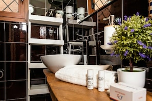 Familienapartment, Mehrere Schlafzimmer (Su Entu) | Badezimmer | Dusche, Bidet, Handtücher, Seife