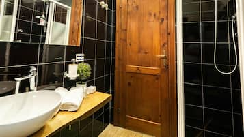 Appartamento familiare, camere multiple (Su Entu) | Bagno | Doccia, bidet, asciugamani, sapone