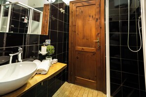 Shower, bidet, towels, soap - Su Entu (Palau)