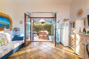 Familienapartment, Mehrere Schlafzimmer (Su Entu) | Wohnbereich | 21-Zoll-Flachbildfernseher mit Kabelempfang, Fernseher