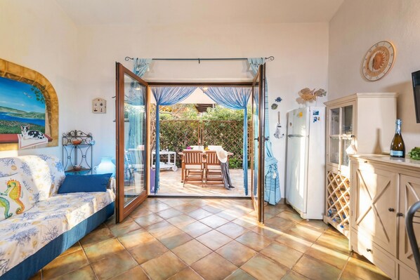 Family Apartment, Multiple Bedrooms (Su Entu) | Living area | 21-inch flat-screen TV with cable channels, TV