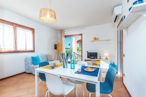 อพาร์ทเมนท์สำหรับครอบครัว, หลายห้องนอน (Residence I Mirti n. 8) | บริเวณนั่งเล่น | ทีวีจอแบน 21 นิ้ว พร้อมช่องเคเบิล