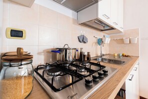 Departamento familiar, varias habitaciones (Residence I Mirti n. 8) | Cocina privada | Refrigerador, microondas, horno y parrilla de estufa 