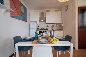 Refrigerador, horno, parrilla de estufa y lavavajillas 