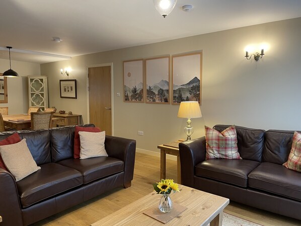 Smart TV, chimenea, tenis de mesa y libros 