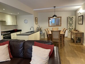 Smart TV, chimenea, tenis de mesa y libros 