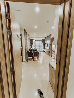 ファミリー アパートメント 2 ベッドルーム キッチン タワー | リビング エリア