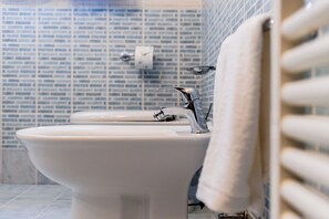 Ducha, bañera de hidromasaje, secador de pelo y bidé