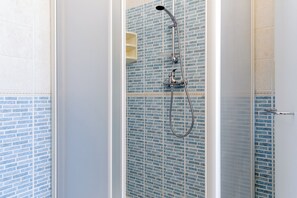 Shower, jetted bath, hair dryer, bidet - Villa with panoramic pool (Castorano)
