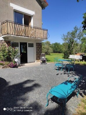 Outdoor dining - Chez Nanou (Brignac-la-Plaine)