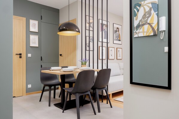 Lejlighed - 2 soveværelser - køkken | Spisning på værelset