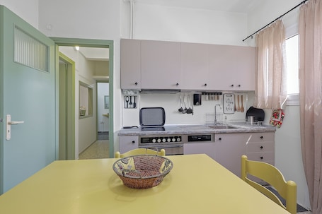 Refrigerador con freezer, microondas, horno, lavavajillas