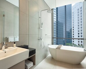 Badewanne und Dusche (separat), Regendusche, kostenlose Toilettenartikel